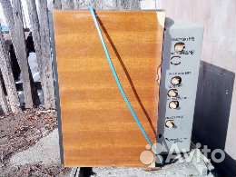 Небольшая коллекция телевизоров и печатная машинка