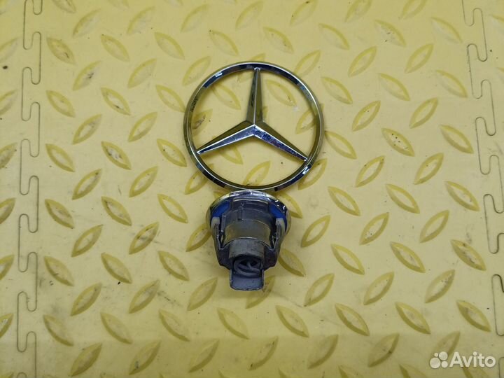 Эмблема на капот Mercedes Benz