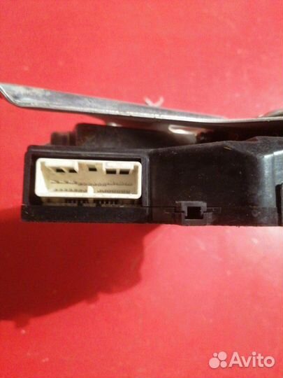 Доводчик крышки багажника Lexus Ls