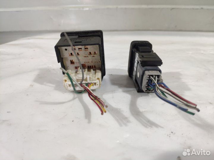 Переключатель регулировки зеркал Toyota Avensis