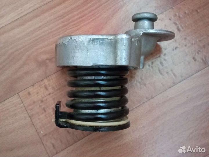 Натяжитель ремня агрегатов Mersedes-Benz E211