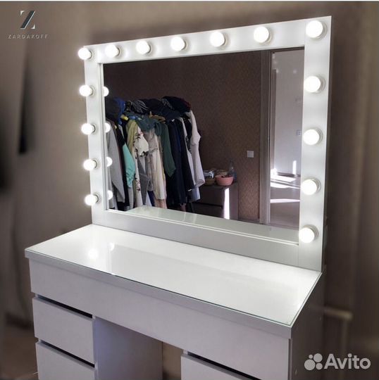 Большой туалетный столик с гримёрным зеркалом