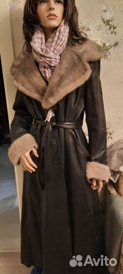 Кожаное женское пальто с мехом плащ