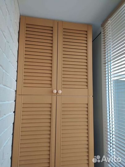 Шкаф деревянный жалюзийный
