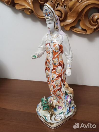 Статуэтка фарфор