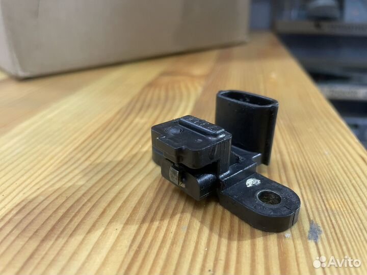 Датчик положения коленвала mitsubishi Carisma