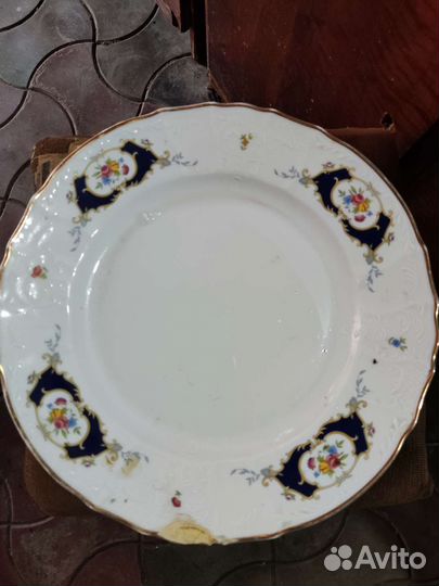 Тарелки и супница без крышки