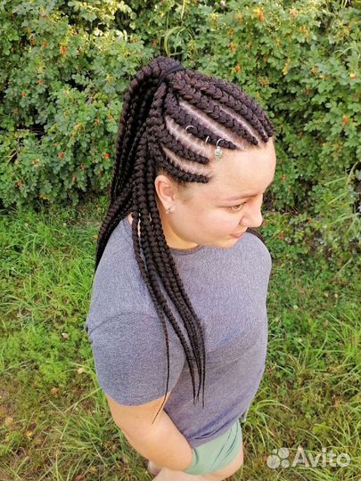 Афрокосы, d.e. косы, афрокудри, брейды