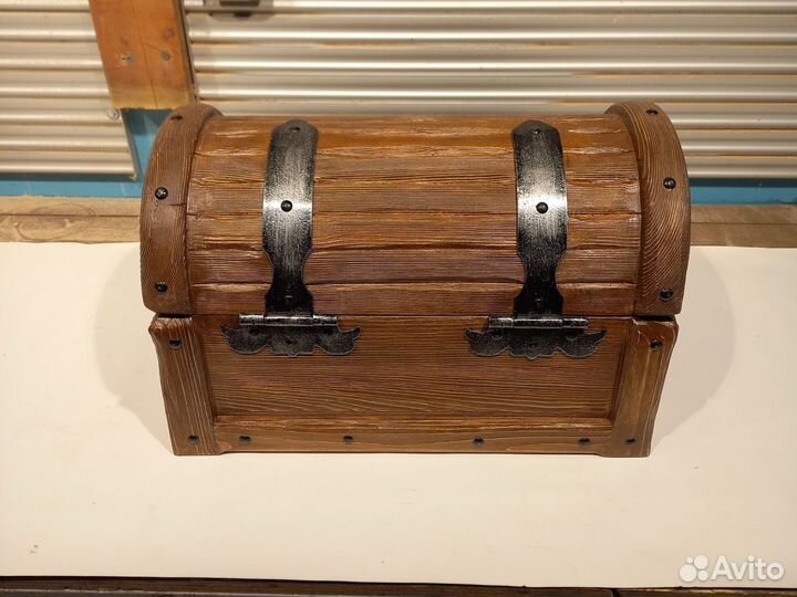 Сундук деревянный