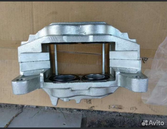 Суппорт левый передний Nissan Patrol Y62