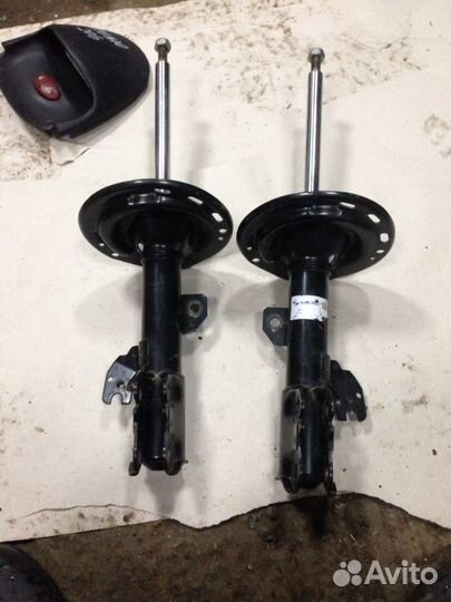 Передние амортизаторы Toyota Camry