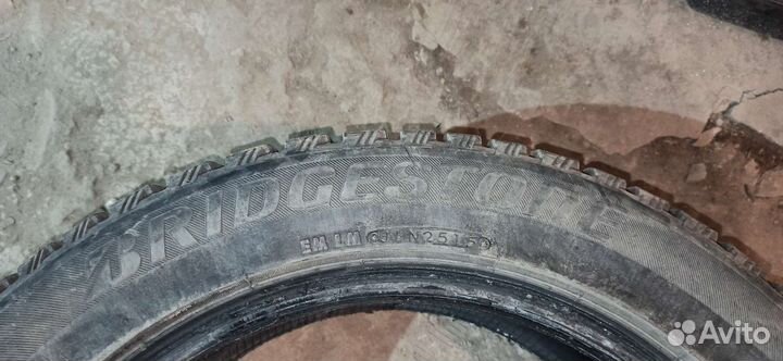 Bridgestone Blizzak Spike-01 215/55 R17