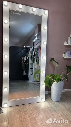 Гримерное зеркало с лампочками