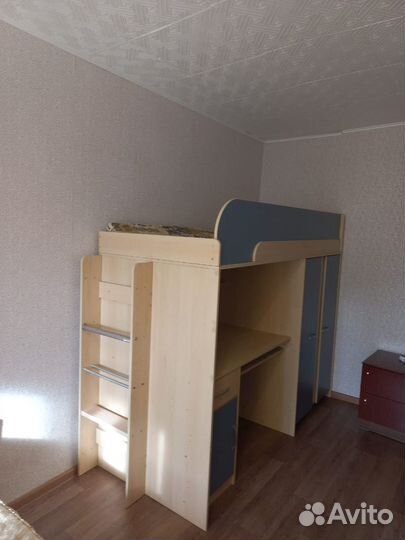 Детский уголок с кроватью и столом