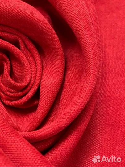Отрез плотной красной ткани. Фон для фотосессии