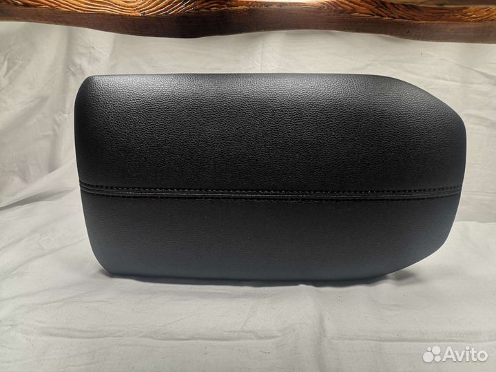 Крышка подлокотника toyota Rav4 XA 50 55