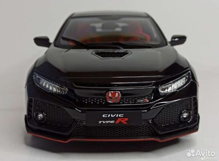 Коллекционная модель 1:18 Honda civic type-R(FK8)