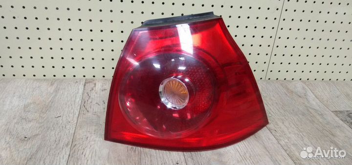 Фонарь задний наружный Volkswagen Golf