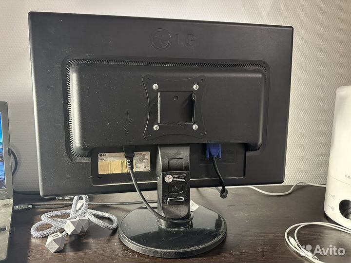 Монитор LG W2242