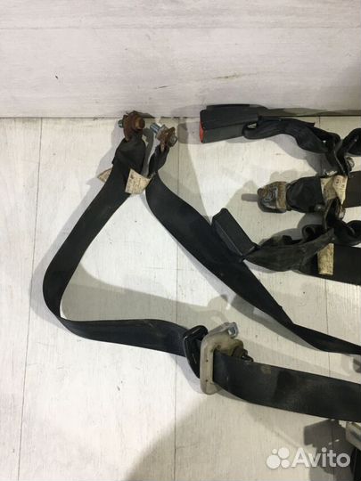Ремень безопасности задний mazda 3 BK 2.0 мт седан