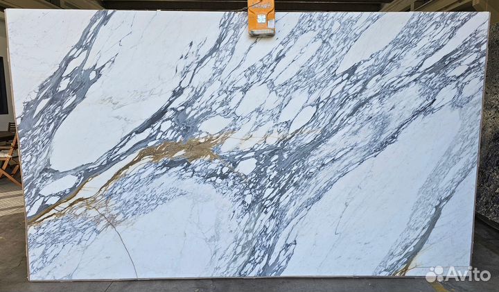 Слэбы белого мрамора