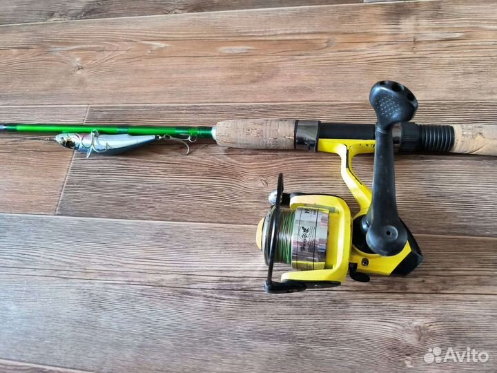 Спиннинг полный комплект (катушка+воблер)