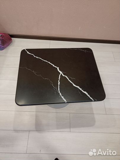 Стол из кварцевого агломерата