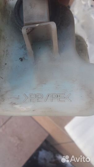 Бачек жидкости омывателя mazda 3,6