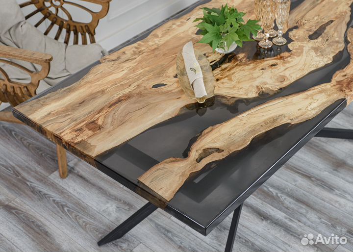 Стол из натурального слэба Граба и смолы