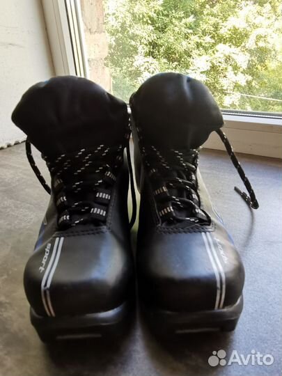 Лыжные ботинки р. 34 крепление NN