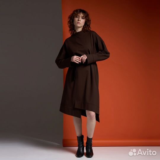 30%) Платье со спущенным плечом и ломаной нижней л