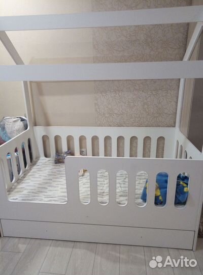 Кроватка-домик с выдвижным шкафом