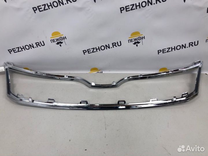 Молдинг решетки радиатора передний Skoda Rapid