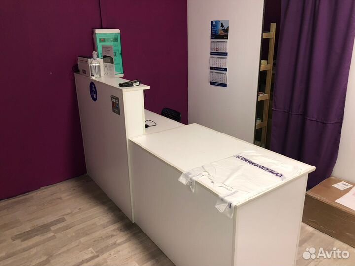 Сотрудник пункта выдачи заказов