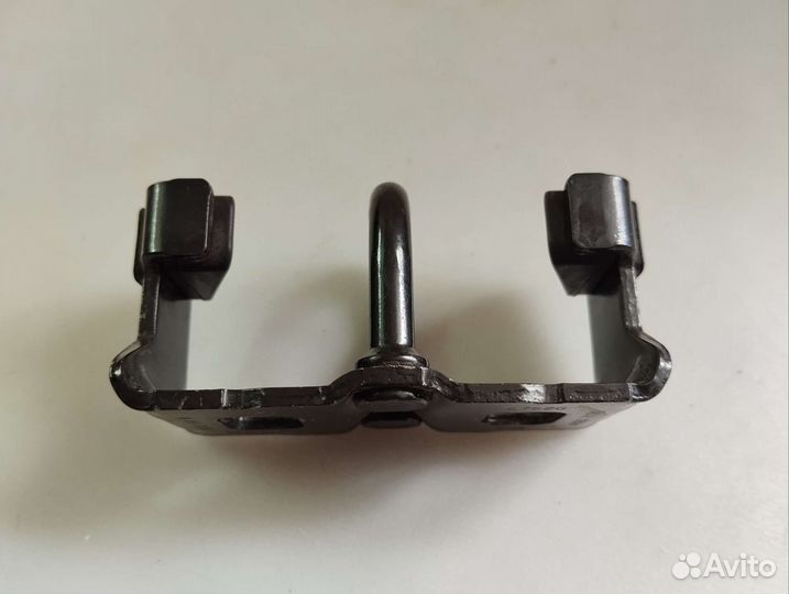 Петля замка багажника Renault Duster 1