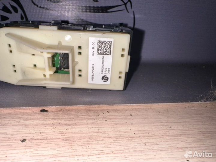 Кнопка стеклоподъемника задняя левая Kia Sorento