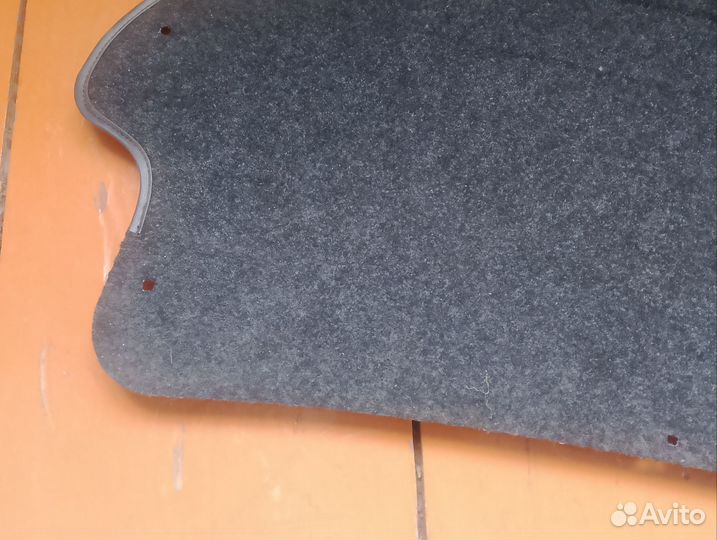 Обшивка крышки багажниа карина ат212