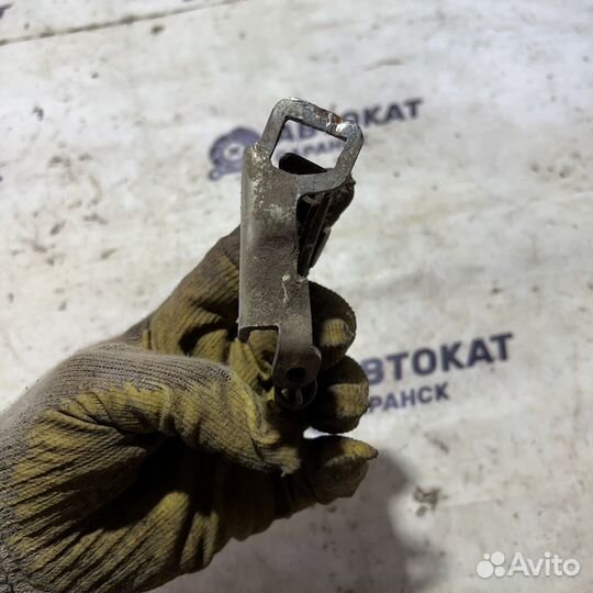 Замок крышки багажника Nissan Primera P11