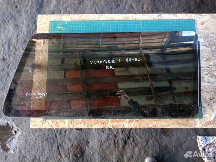 Стекло заднее правое Chrysler Voyager MK1