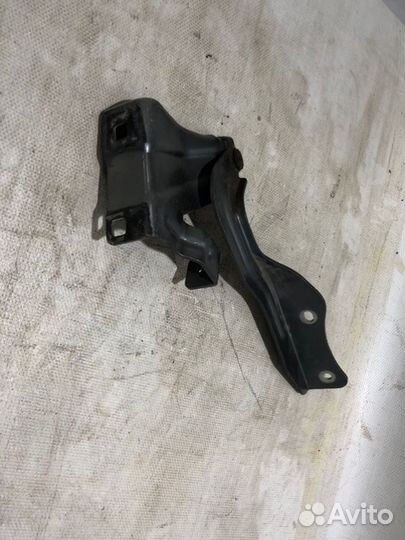Петля замка капота передняя левая Nissan Qashqai
