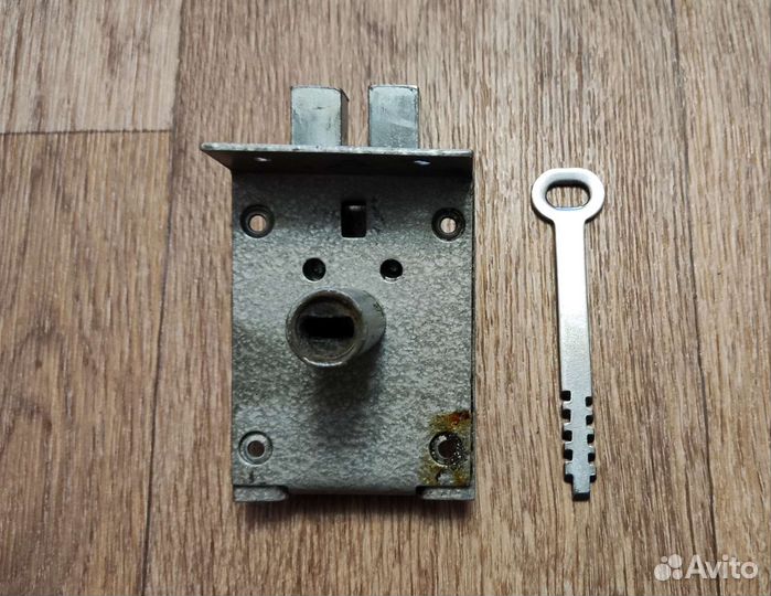 Замок дверной