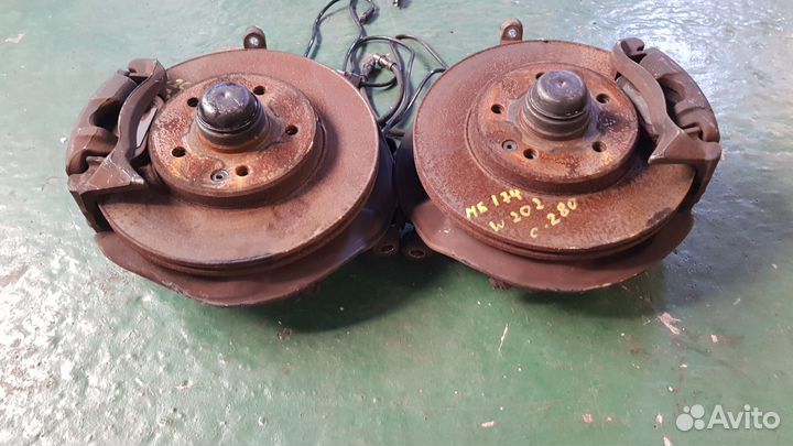 Передние ступицы в сборе на Mercedes-Benz W202 С