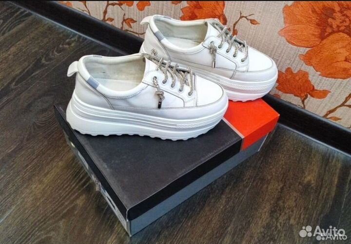 Кроссовки женские