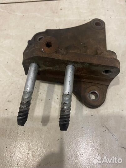 Кронштейн двигателя правый Mitsubishi Lancer 10