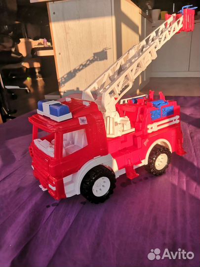 Игрушка пожарная машина и гараж парковка икеа