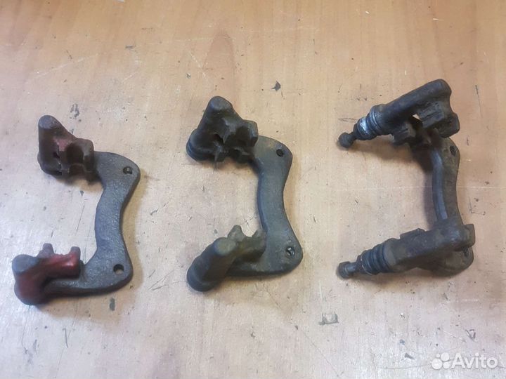 Скоба суппорта задняя Фольксваген Пассат В3-4