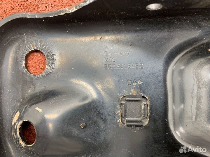 Кронштейн балки задний правый Skoda Octavia A7