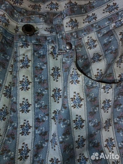 Джинсы / брюки с принтом