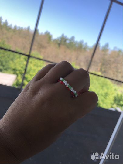 Колечко из бисера вишенки