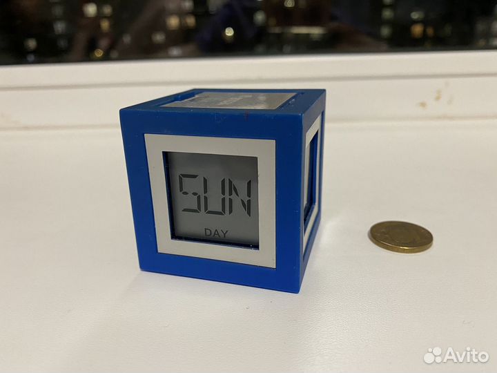 Часы кубик lexon
